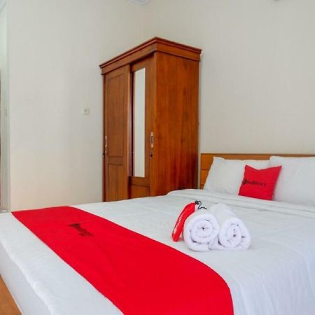 RedDoorz near Mertasari Beach Denpasar Esterno foto