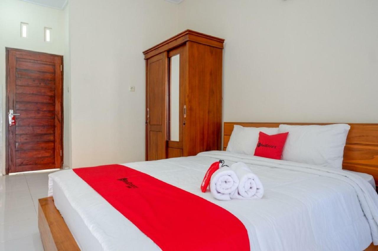 RedDoorz near Mertasari Beach Denpasar Esterno foto